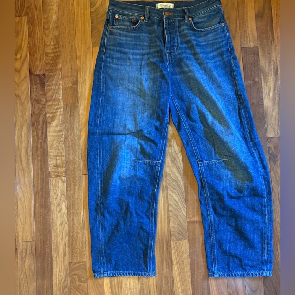 Madewell Darted Barrel-Leg Jeans size 26
Too short as I’m tall. Great condition